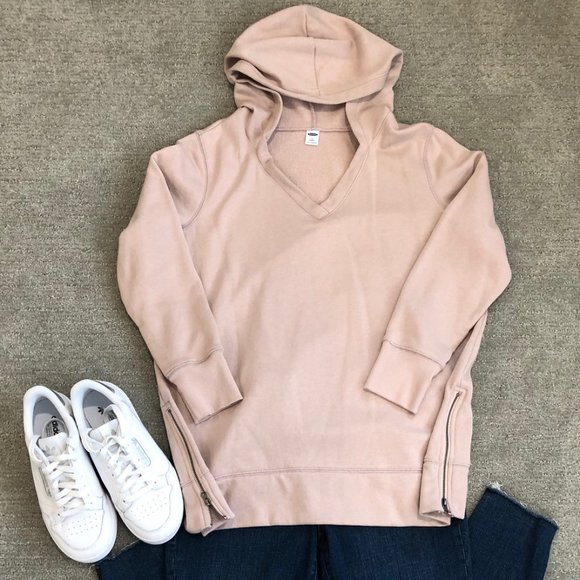 Old Navy Sweaters - Old Navy V Neck Sweatshirt